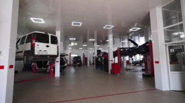 2020-07-02 - Mariupol, Ukrayna. Uçak Araba Servisi. Otomobil tamirhanesi içi: bakım için kaldırılan araçlar, mekanik işleri, organize servis bölmesi, kullanımda olan araçlar.