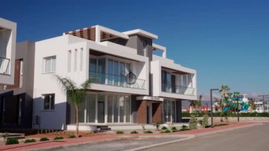 2021-11-01 - Bogaz, Kuzey Kıbrıs. Four Seasons Yaşam Apartmanları Okyanus manzaralı evler yatırım sunuyor, yaşam tarzı. Sahil kenarındaki villalar, modern tasarım. Özel mülk, en iyi emlak..