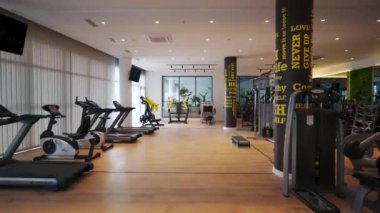 2021-10-30 - Iskele, Kuzey Kıbrıs. Cortyard Long Beach Tatil Köyü Boş Spor Salonu, insan yok. Kardiyo makineleri ve ağırlık antrenman ekipmanlarıyla modern spor salonu..