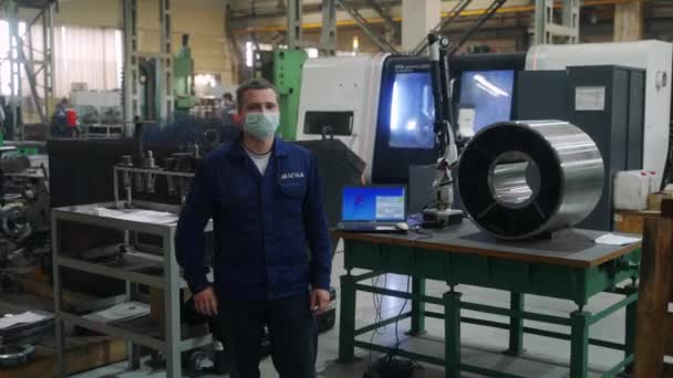 2021 Mariupol Ukrane Magma Factory Man Calibrates Probe Ensures Quality — Stock Video