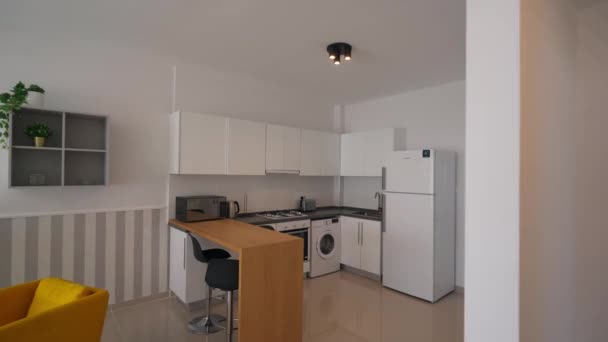 2021年10月29日 北塞浦路斯伊斯凯莱 凯撒度假胜地现代公寓厨房之旅 在城市生活的空间效率高 房价高 包括家用电器 — 图库视频影像