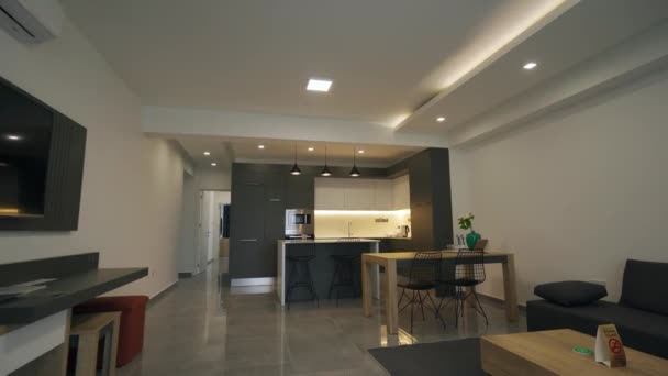 2021 キプロス北部イスカレ コルティヤード ロングビーチリゾート モダンなアパートツアー 広々としたリビングエリア スタイリッシュなキッチン 統合された家具 現代的な家具 周囲の照明 — ストック動画