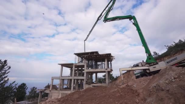 2021年1月17日 北塞浦路斯吉恩 鹰巢别墅基础设施的发展 建设生态友好的高地休养地 建筑起重机在风景秀丽的群山之间建起豪华的山庄 — 图库视频影像