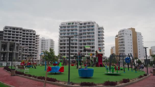 2021年10月29日 北塞浦路斯伊斯凯莱 凯撒度假胜地孩子们在新的住宅区的操场玩耍 在城市建设的潜力中 对家庭友善的社区成长 — 图库视频影像