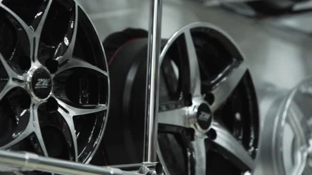 2020 02年 乌克兰马里乌波尔 普莱塔汽车服务公司汽车零部件仓库销售的各种合金轮 汽车车架陈列在汽车商店里 展示了汽车定制选项 — 图库视频影像