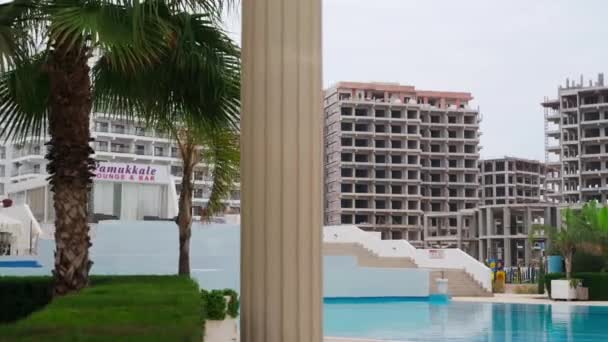 2021 Iskele Nordzypern Caesar Resort Hochhäuser Bau Hinter Resort Pool — Stockvideo