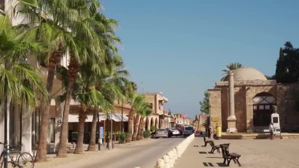 2021 Famagusta Norte Chipre Los Turistas Exploran Famagustas Antiguas Calles — Vídeo de stock