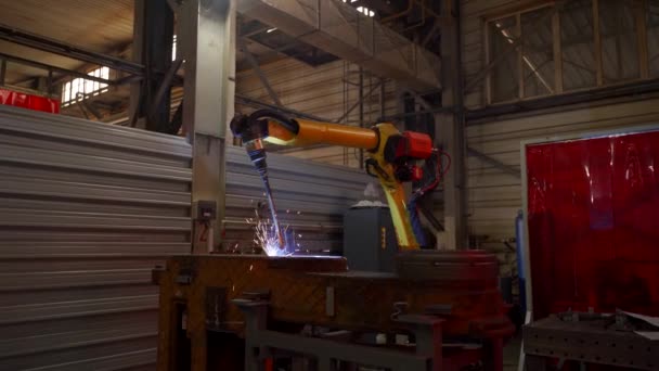 2021 Mariupol Ukrane Magmafabriek Industriële Robotarm Voert Precisie Booglassen Uit — Stockvideo