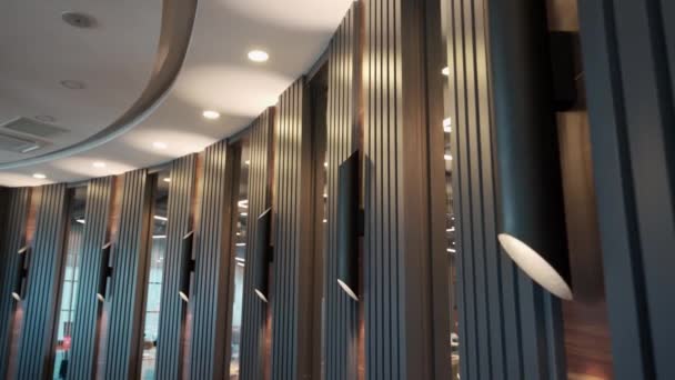 2022 北キプロス ファーガスタ ホスピタリティデザインコンテンツにおけるノベルセンターポイントプロフェッショナル使用 現代ホテルのロビー 洗練された木製のスラット パネル 周囲の照明 洗練された雰囲気 — ストック動画