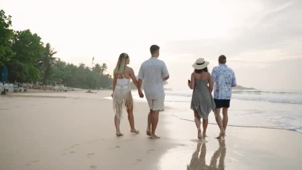 Yetişkin Beyaz Çift Deniz Kenarındaki Kumlu Tropikal Plaj Lüks Otelinde — Stok video