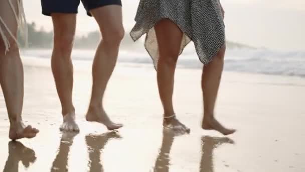 Friends Group Men Women Lemonade Bottles Walk Barefoot Sunny Tropical — Stock Video