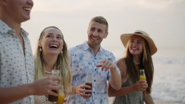 Grupul Prieteni Bărbați Femei Sticle Băutură Kombucha Merg Chat Valurile — Videoclip de stoc