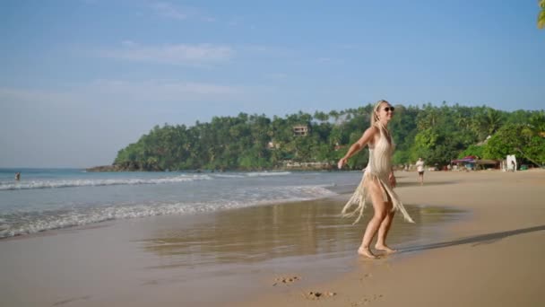 수영복을 행복한 여성은 플리트 자유를 즐기고 이국적인 리조트에서 파도에 해변에서 — 비디오