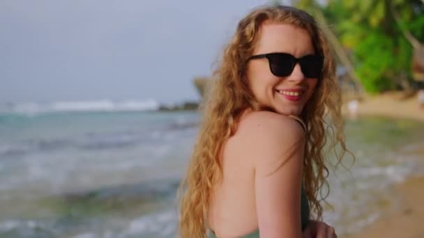Beckoning Sultry Gaze Amidst Tropical Serenity Radiant Woman Luscious Curly — Stock Video