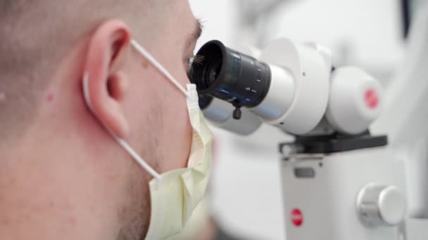 Gros Plan Scientifique Masculin Masqué Microscope Dans Laboratoire Pharmaceutique Microbiologiste — Video