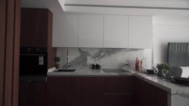 Resort Cucina Moderna Appartamento Lusso Presenta Design Elegante Elettrodomestici Fascia — Video Stock