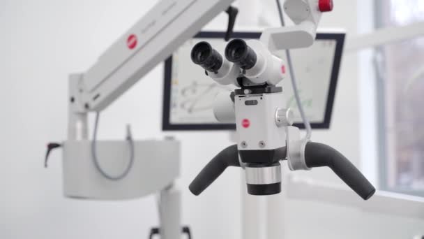 Tandheelkundige Chirurgische Microscoop Met Draaibare Verrekijker Modern Tandartspraktijk Microscoop Gebruiken — Stockvideo