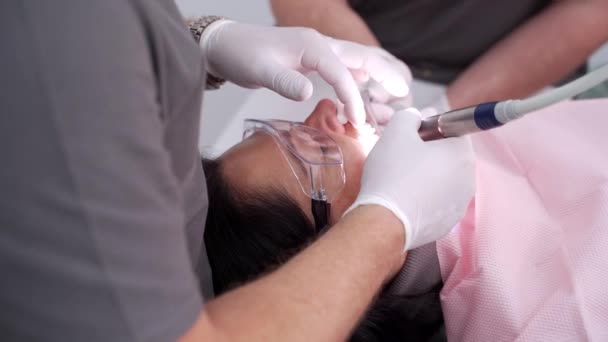 Close Van Tandarts Met Assistent Behandelen Patiënt Tanden Moderne Tandheelkundige — Stockvideo