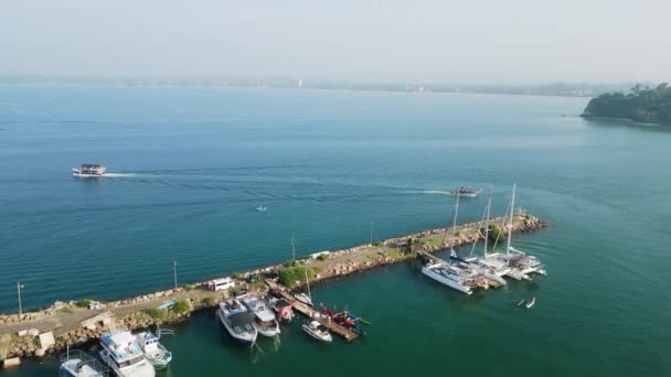 Dróntiszta Égbolt Nyugodt Kék Óceán Dokkoló Hajókkal Aerial Mirissa Kikötő — Stock videók