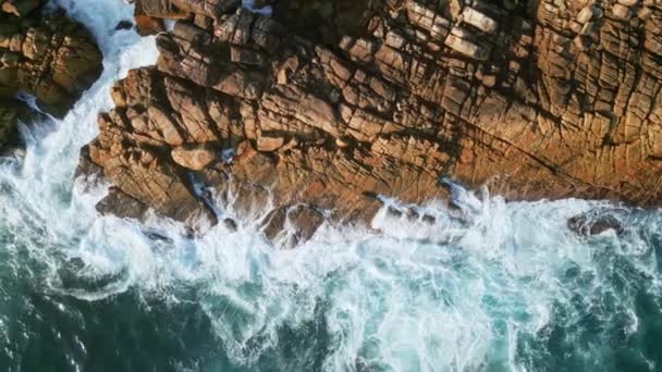 Υδάτινος Ωκεανός Στροβιλίζεται Πέφτει Πάνω Οδοντωτούς Βράχους Δημιουργώντας Λευκό Αφρό — Αρχείο Βίντεο
