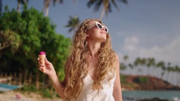 Розслаблена Жінка Сонцезахисних Окулярах Насолоджується Замороженим Десертом Втілює Літній Відпочинок — стокове відео