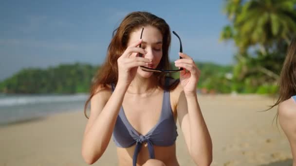 Šťastná Dívka Plavkách Opalování Nosí Sluneční Brýle Tropické Písečné Pláži — Stock video