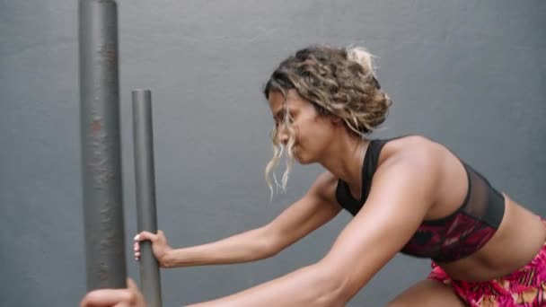 Atleta Biétnico Demuestra Fuerza Agilidad Entrenamiento Gimnasia Fit Mujer Ropa — Vídeo de stock