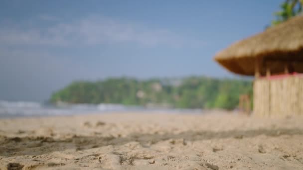 Тропический Песчаный Пляж Бунгало Женские Руки Разбрасывают Пляжное Одеяло Песку — стоковое видео