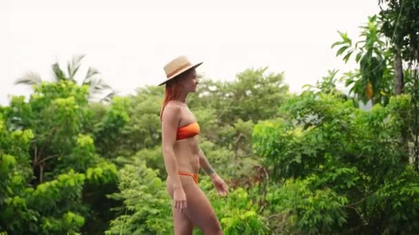 Spacer Rekreacyjny Widok Boku Nastrój Relaksu Kobieta Pomarańczowym Bikini Spaceruje — Wideo stockowe