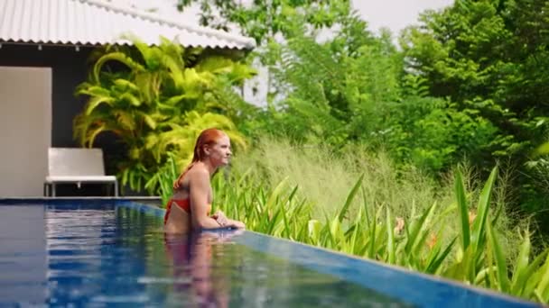 Summer Holiday Exotic Location Water Leisure Woman Relaxes Infinity Pool — Stock Video