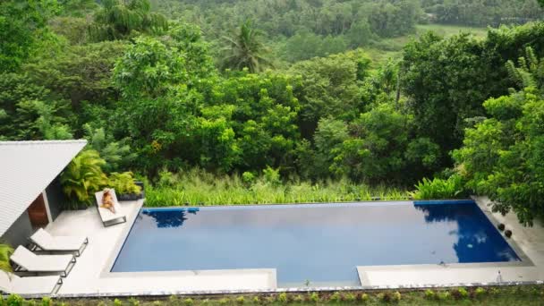 Seçkin Tatil Ortamı Huzurlu Tatil Havası Lüks Tropikal Havuz Kenarı — Stok video