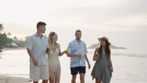 Freundeskreis Männer Frauen Mit Frischen Saftflaschen Spazieren Sonnigen Tropischen Strand — Stockvideo