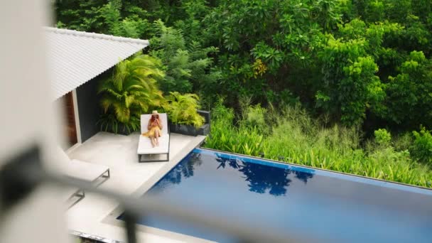 Kokteylden Mayo Giymekten Tropikal Eğlencelerden Hoşlanıyor Havuzda Rahatlayan Bir Kadın — Stok video