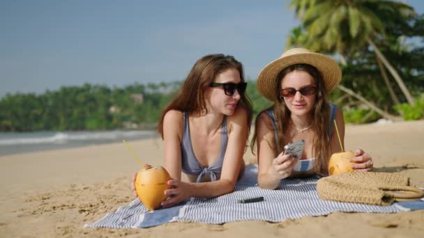 Joyful Girls Sunbathing Talking Seaside Tropical Plants Pretty Ladies Lying — Stock Video