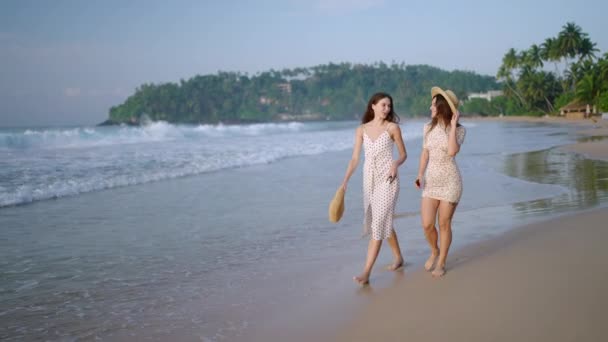 Két Boldog Női Barát Sétál Beszél Lazít Tengeri Szörfözéssel Nyári — Stock videók