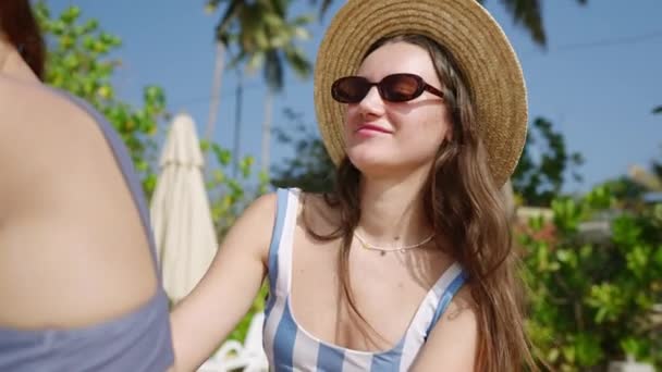 Meisje Dat Zonnecrème Aanbrengt Verspreidt Vrouwen Het Tropische Strand Glimlachende — Stockvideo