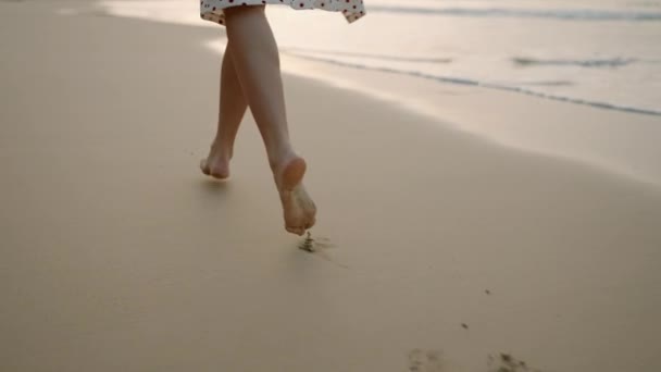 Samičí Nohy Běhají Bosé Tropické Písečné Pláži Při Západu Slunce — Stock video