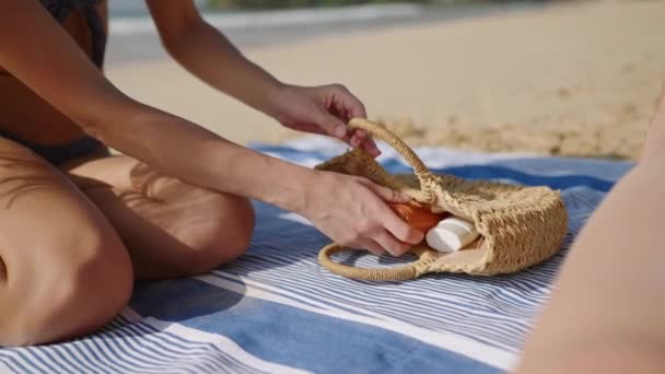 Kvinnliga Händer Visar Vattentät Solkräm Solkrämer För Att Skydda Huden — Stockvideo