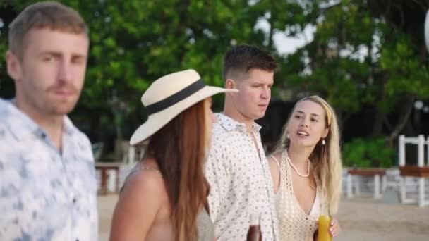 朋友们 男人们 女人们 带着柠檬水瓶子在豪华海滨度假胜地散步 两只快乐的高加索夫妇在阳光明媚的日子里尽情享受着饮料 — 图库视频影像