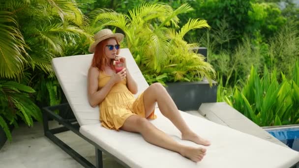 Snygga Solglasögon Solhatt Tropisk Miljö Kompletterar Fritidsscenen Elegant Rödhårig Kvinna — Stockvideo