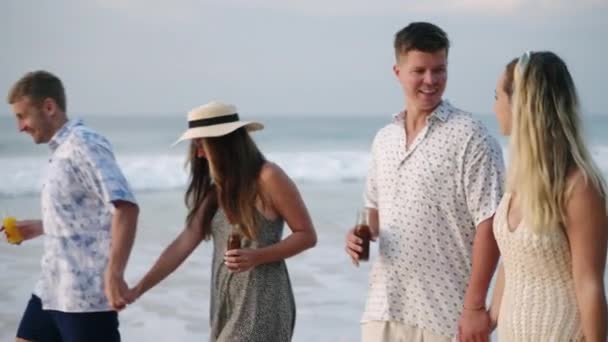 Amigos Grupo Hombres Mujeres Con Botellas Kombucha Caminan Soleada Playa — Vídeo de stock