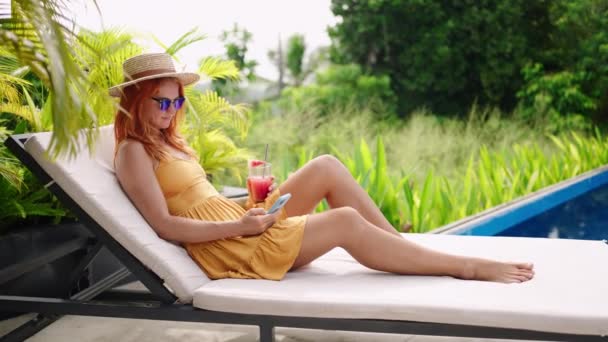Güneş Şapkası Güneş Gözlüğü Tropik Bir Ortam Kızıl Saçlı Kadın — Stok video