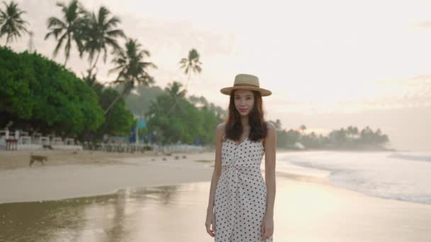Portret Młodej Ładnej Kobiety Słomkowym Kapeluszu Tropikalnej Plaży Wschodzie Słońca — Wideo stockowe