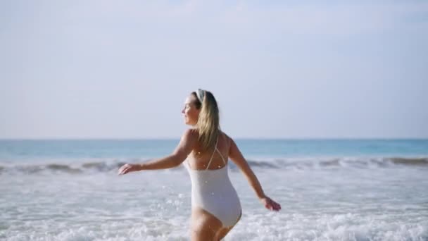 Feliz Mujer Despreocupada Traje Baño Corriendo Agua Mar Girando Salpicando — Vídeo de stock