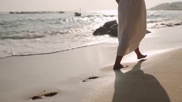 Tranquilas Vacaciones Verano Junto Mar Mujer Vestida Blanco Camina Descalza — Vídeo de stock