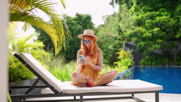 Enjoys Tropical Lifestyle Leisure Luxury Setting Redhead Woman Summer Dress — Stock Video