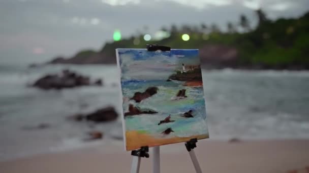 부드러운 바람은 예술을 영감을줍니다 배경으로 해변에서 Easel 해수욕장 그림에 캔버스 — 비디오
