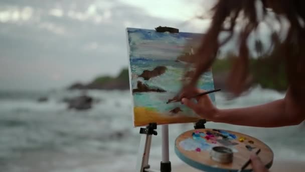 Plátno Odráží Odstíny Oceánu Umělecká Ruka Mísí Barvy Zachycuje Klidnou — Stock video