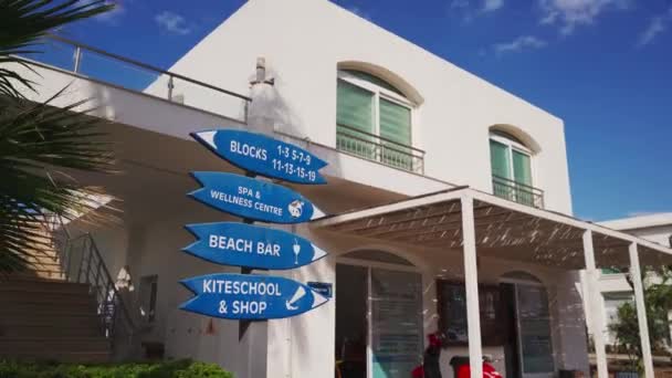 2021 ハザール人 北キプロス アフロディーテ ビーチフロント リゾート ビーチフロントは キッズサーフィンスクールを提供いたします アメニティへのリゾートサインポスト — ストック動画