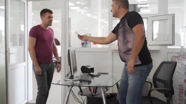 Omul Zâmbitor Primește Cheile Mașinii Dealer Strângerea Mână Satisfăcută Clienților — Videoclip de stoc